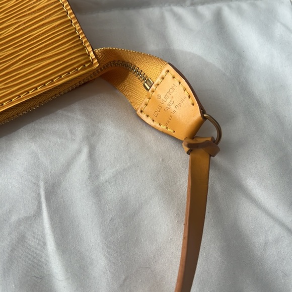 Louis Vuitton Epi Leather Pochette W/ full inclusion - Picture 4 of 15